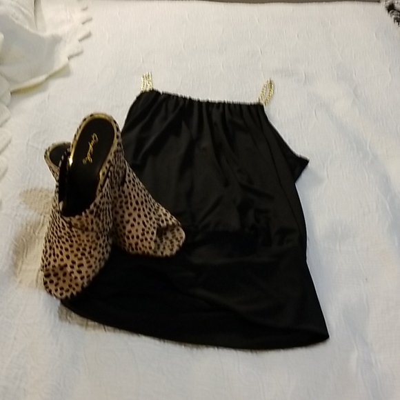 Shoes worn mabye 2 times. Great shape!! - Picture 2 of 3